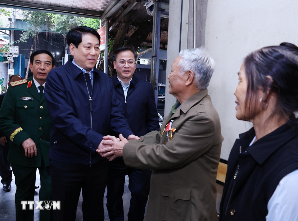 Chủ tịch nước Lương Cường đến thăm, tặng quà gia đình thương binh Nguyễn Văn Hiên tại xã Pa Tần, huyện Sìn Hồ, tỉnh Lai Châu. (Ảnh: Lâm Khánh/TTXVN)