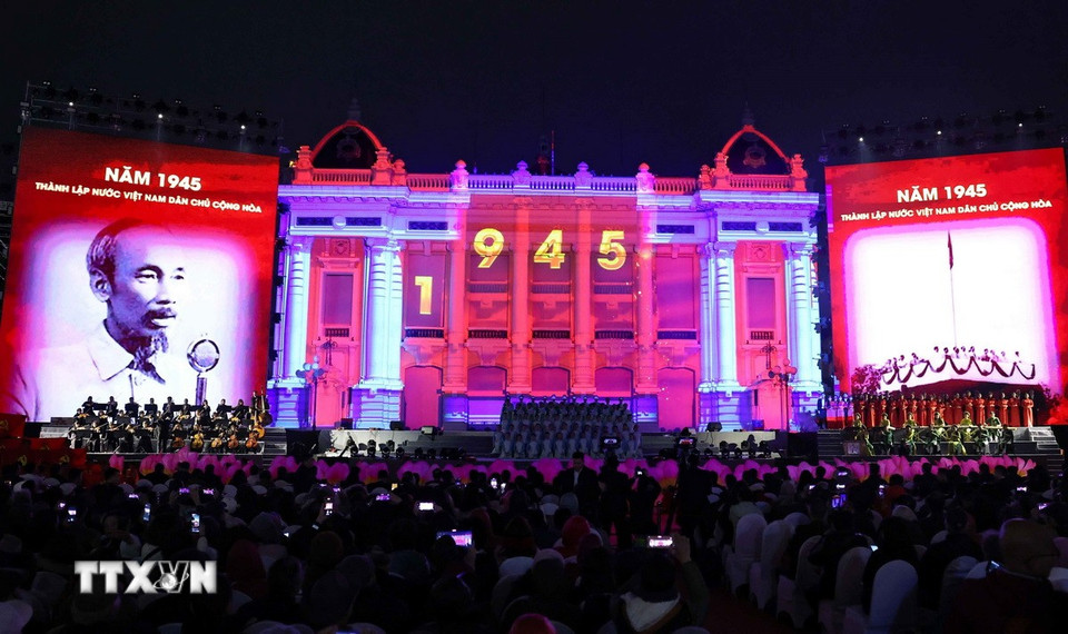 Chương trình nghệ thuật đặc biệt được xây dựng theo hành trình lịch sử của đất nước với 3 chương theo chủ đề “Ánh sáng dẫn đường;” “Ánh sáng đổi mới;” “Kỷ nguyên ánh sáng.” (Ảnh: Thanh Tùng/TTXVN)