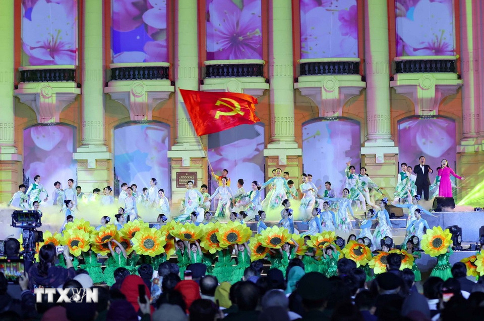 Chương trình nghệ thuật đặc biệt được xây dựng theo hành trình lịch sử của đất nước với 3 chương theo chủ đề “Ánh sáng dẫn đường;” “Ánh sáng đổi mới;” “Kỷ nguyên ánh sáng.” (Ảnh: Thanh Tùng/TTXVN)
