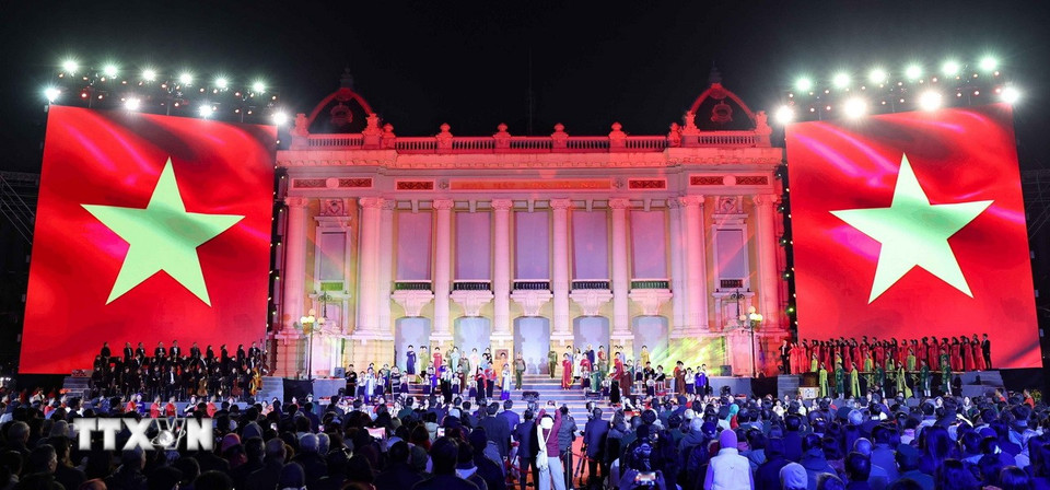 Chương trình nghệ thuật đặc biệt "Mừng Đảng, mừng Xuân, mừng đất nước đổi mới” kỷ niệm 95 năm Ngày thành lập Đảng Cộng sản Việt Nam (3/2/1930-3/2/2025). (Ảnh: Thanh Tùng/TTXVN)