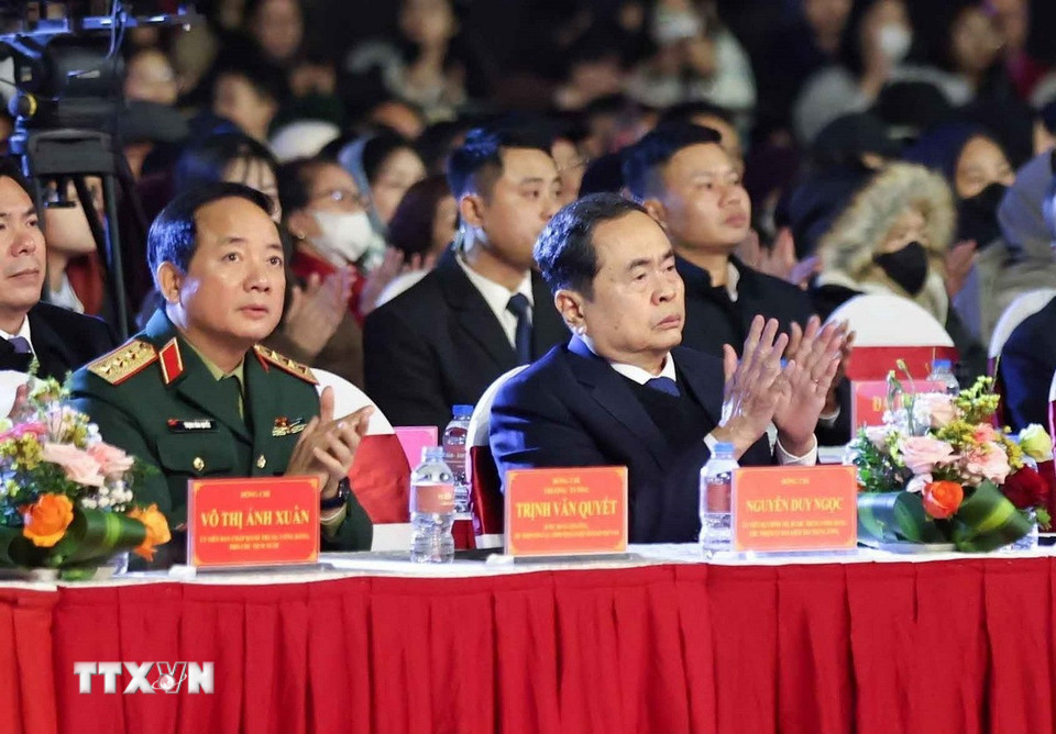 Chủ tịch Quốc hội Trần Thanh Mẫn cùng các lãnh đạo Đảng, Nhà nước; Lãnh đạo các bộ, ban, ngành, đoàn thể dự chương trình nghệ thuật đặc biệt “95 năm - Ánh sáng soi đường.” (Ảnh: Thanh Tùng/TTXVN)