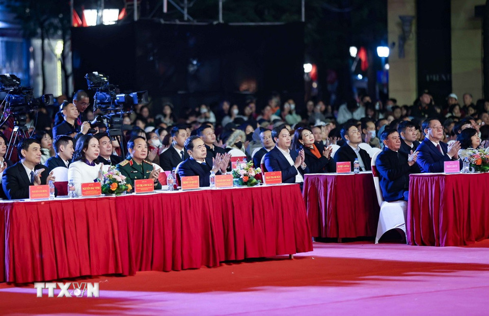 Chủ tịch Quốc hội Trần Thanh Mẫn cùng các đại biểu dự chương trình. (Ảnh: Thanh Tùng/TTXVN)