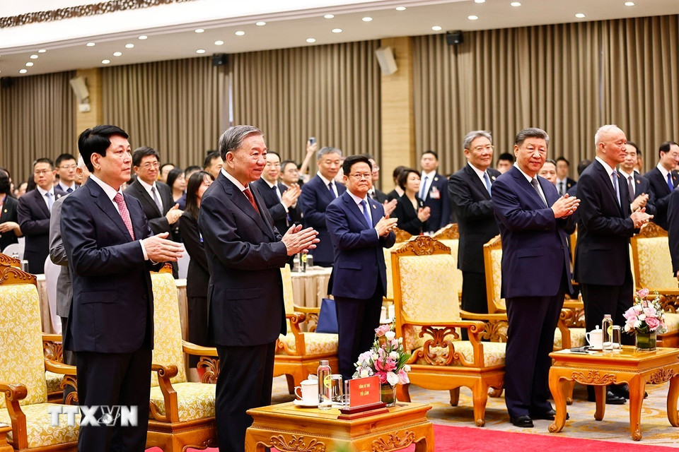 党中央总书记苏林与中共中央总书记、中国国家主席习近平出席越中人民友好交流联欢。（图：越通社）