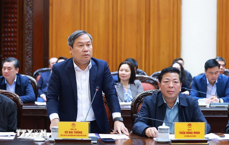 Chủ tịch Ủy ban Nhân dân Thành phố Hà Nội Vũ Đại Thắng báo cáo công tác chuẩn bị tổ chức Lễ khởi công, khánh thành các công trình, dự án của Hà Nội. (Ảnh: Dương Giang/TTXVN)