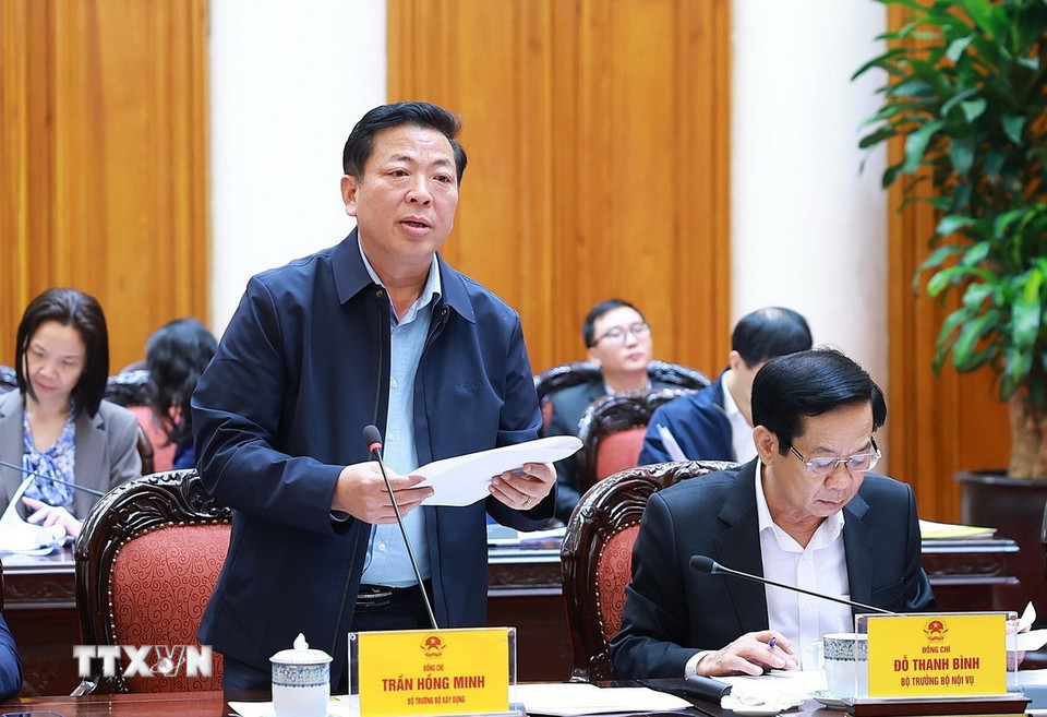 Bộ trưởng Bộ Xây dựng Trần Hồng Minh báo cáo công tác chuẩn bị tổ chức Lễ khởi công, khánh thành, thông xe kỹ thuật các công trình, dự án. (Ảnh: Dương Giang/TTXVN)