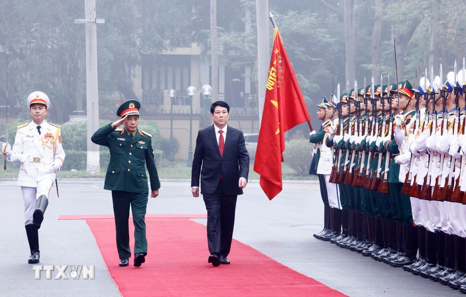 Chủ tịch nước Lương Cường duyệt Đội danh dự Quân đội nhân dân Việt Nam. (Ảnh: Lâm Khánh/TTXVN)