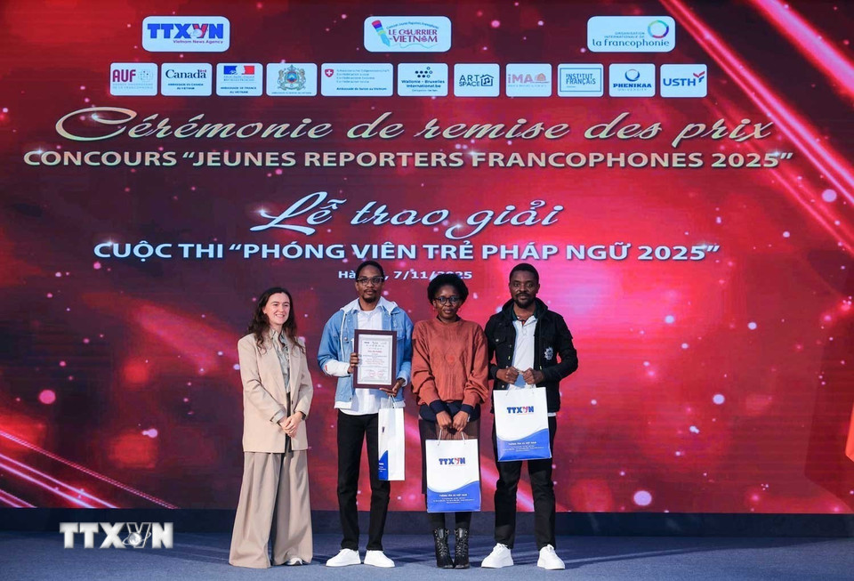 Nhóm thí sinh Kimbangi Rabbi, Toumba Ngongo Christine và Kandolo Herman (Đại học Quốc gia Hà Nội) - tác phẩm “Vai trò then chốt của giới trẻ Congo trong tiến trình thay đổi” nhận giải Độc giả bình chọn của báo Le Courrier du Vietnam với 1.386 lượt bình chọn nhất của độc giả. (Ảnh: Hoàng Hiếu/TTXVN)