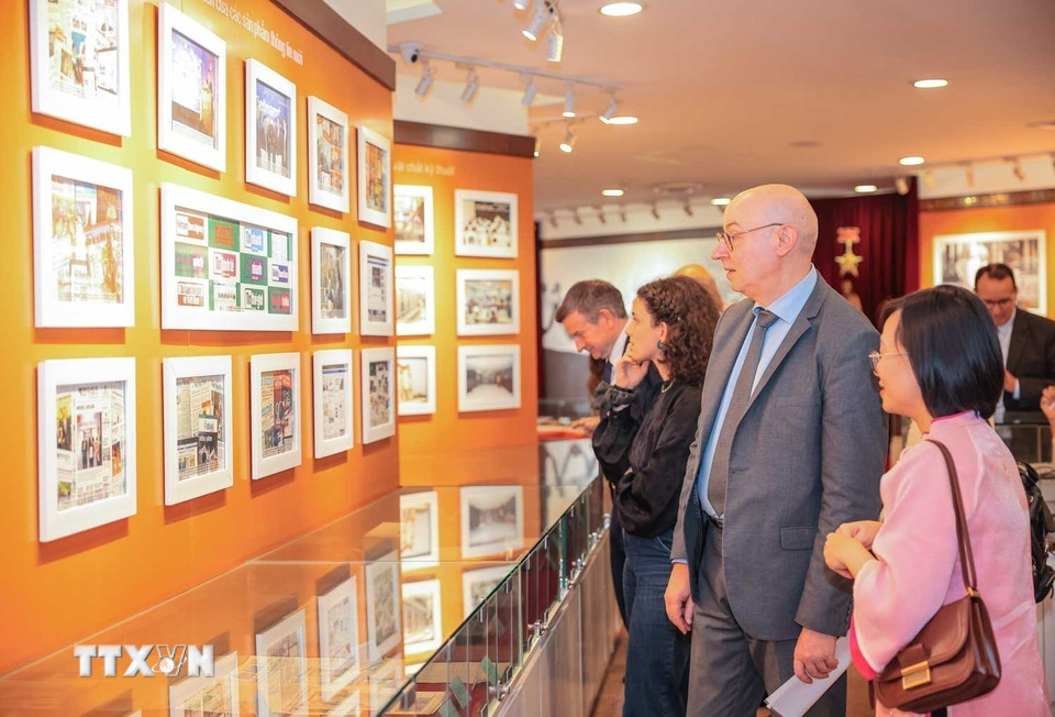 Các đại biểu tham quan phòng trưng bày truyền thống Thông tấn xã Việt Nam. (Ảnh: Hoàng Hiếu/TTXVN)