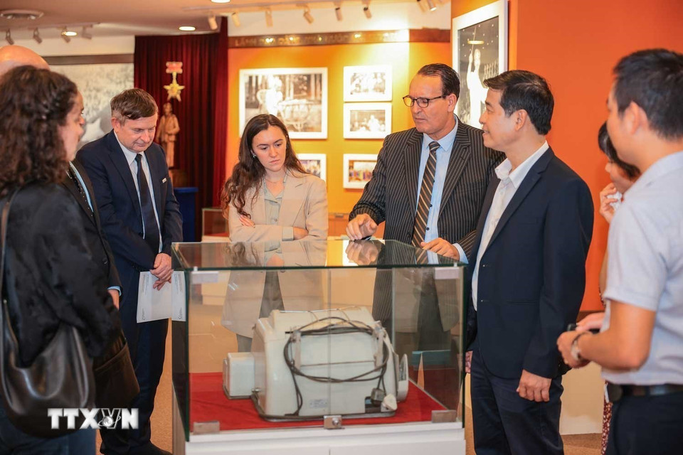 Các đại biểu tham quan phòng trưng bày truyền thống Thông tấn xã Việt Nam. (Ảnh: Hoàng Hiếu/TTXVN)