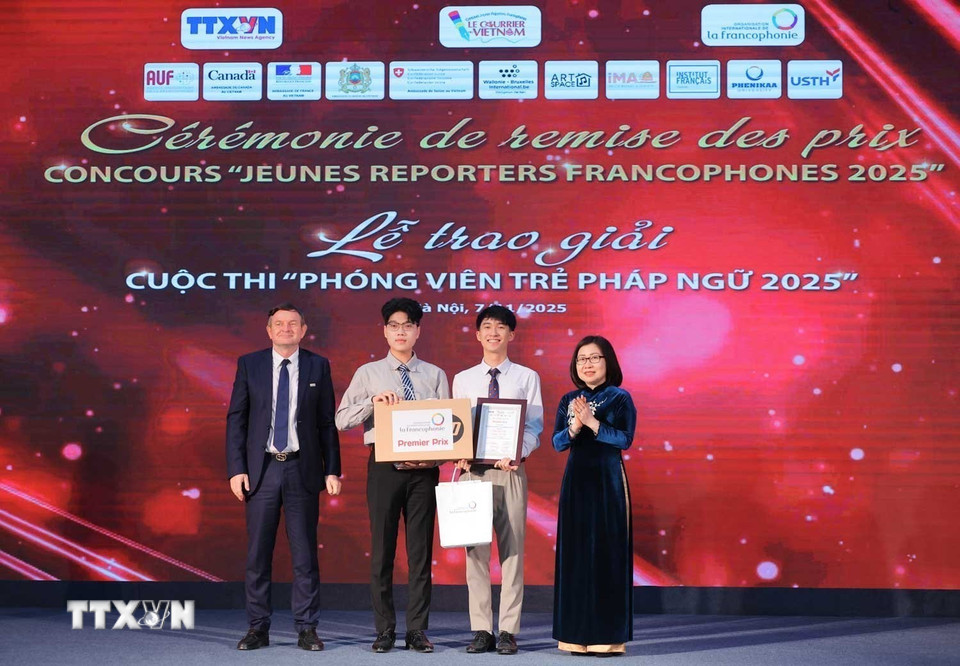 Nhóm thí sinh Nguyễn Vũ Linh và Trịnh Đức Anh, đến từ Trường Đại học Ngoại thương đã xuất sắc giành Giải Nhất cuộc thi Phóng viên trẻ Pháp ngữ 2025 với tác phẩm “Dáng hình của âm thanh: Từ cảm xúc đến con người.” (Ảnh: Hoàng Hiếu/TTXVN)