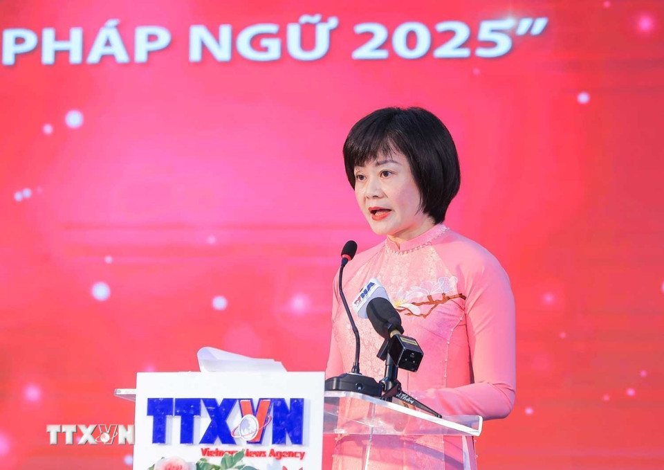 Tổng Biên tập báo Le Courrier du Vietnam (TTXVN) Nguyễn Hồng Nga - Trưởng Ban tổ chức cuộc thi - phát biểu khai mạc buổi lễ. (Ảnh: Hoàng Hiếu/TTXVN)