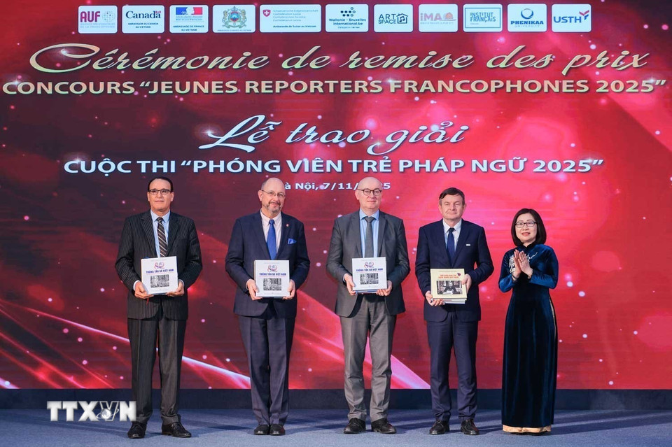 Phó Tổng giám đốc TTXVN Đoàn Thị Tuyết Nhung tặng các ấn phẩm sách ảnh "100 năm Báo chí cách mạng Việt Nam" và "80 năm Thông tấn xã Việt Nam." (Ảnh: Hoàng Hiếu/TTXVN)