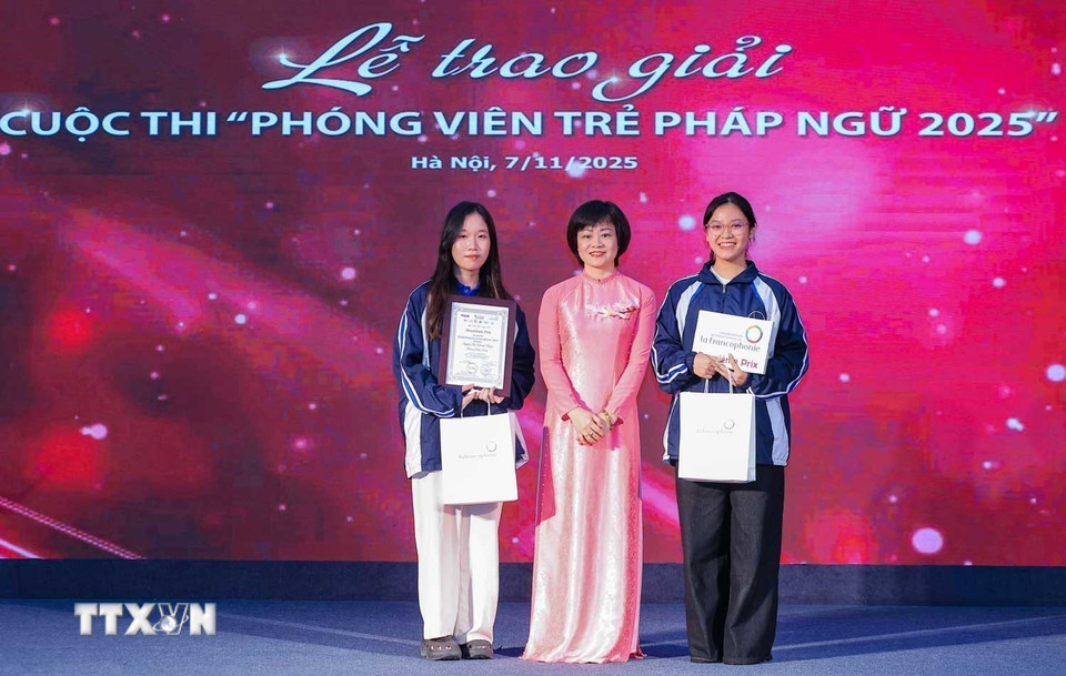 Thí sinh Nguyễn Thị Khánh Huyền và Phùng Diệu Linh, sinh viên trường Đại học Ngoại ngữ - Đại học Quốc gia Hà Nội - tác phẩm “TỎA”: Những người trẻ tỏa sáng cùng cộng đồng các dân tộc thiểu số” nhận giải Ba cuộc thi “Phóng viên trẻ Pháp ngữ 2025.” (Ảnh: Hoàng Hiếu/TTXVN)