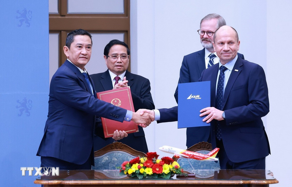 Thủ tướng Phạm Minh Chính và Thủ tướng Séc Petr Fiala chứng kiến ký Thỏa thuận hợp tác đào tạo phi công giữa hãng hàng không VietjetAir và F Air - trung tâm đào tạo bay hàng đầu tại Cộng hòa Séc. (Ảnh: Dương Giang/TTXVN)