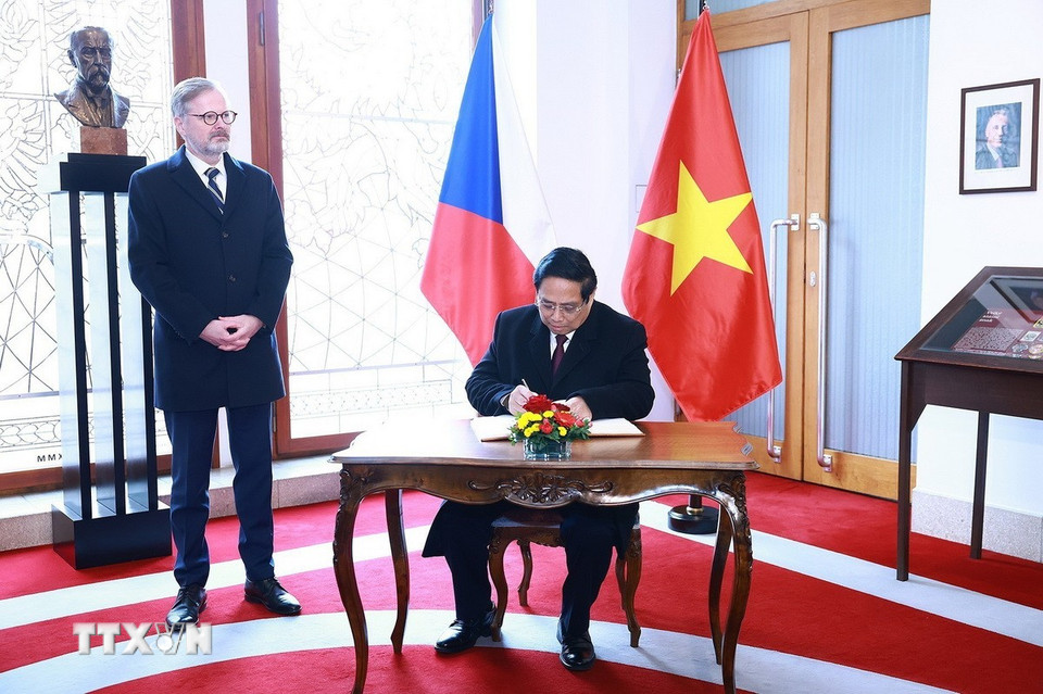 Thủ tướng Phạm Minh Chính viết lưu bút. (Ảnh: Dương Giang/TTXVN)