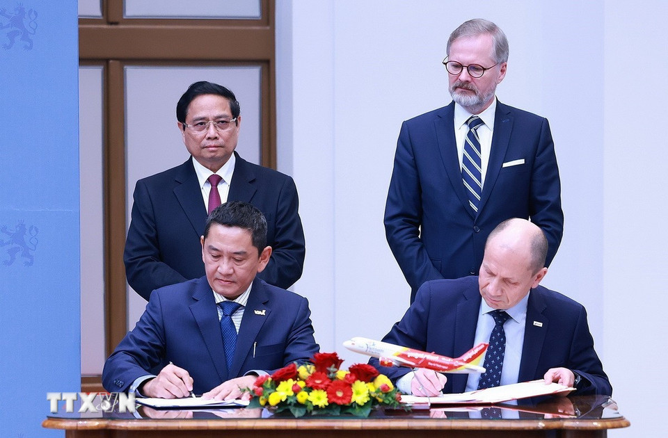 Thủ tướng Phạm Minh Chính và Thủ tướng Séc Petr Fiala chứng kiến ký thỏa thuận hợp tác đào tạo Phi công giữa Vietjet và F Air. (Ảnh: Dương Giang-TTXVN)