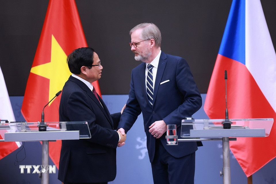 Thủ tướng Phạm Minh Chính và Thủ tướng Séc Petr Fiala thông báo kết quả hội đàm. (Ảnh: Dương Giang/TTXVN)