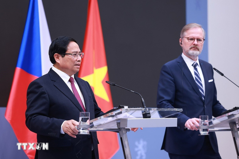 Thủ tướng Phạm Minh Chính và Thủ tướng Séc Petr Fiala gặp gỡ báo chí hai nước. (Ảnh: Dương Giang/TTXVN)