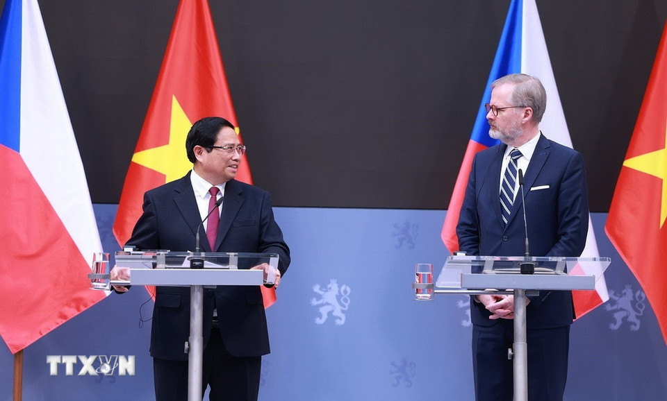 Thủ tướng Phạm Minh Chính và Thủ tướng Séc Petr Fiala gặp gỡ báo chí hai nước. (Ảnh: Dương Giang/TTXVN)