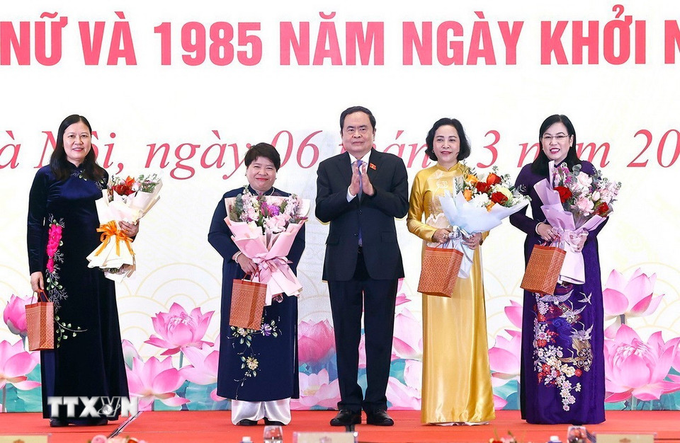 Chủ tịch Quốc hội Trần Thanh Mẫn tặng hoa, tặng quà cho Phó Chủ tịch Quốc hội Nguyễn Thị Thanh và các nữ đại biểu Quốc hội. (Ảnh: Doãn Tấn/TTXVN)