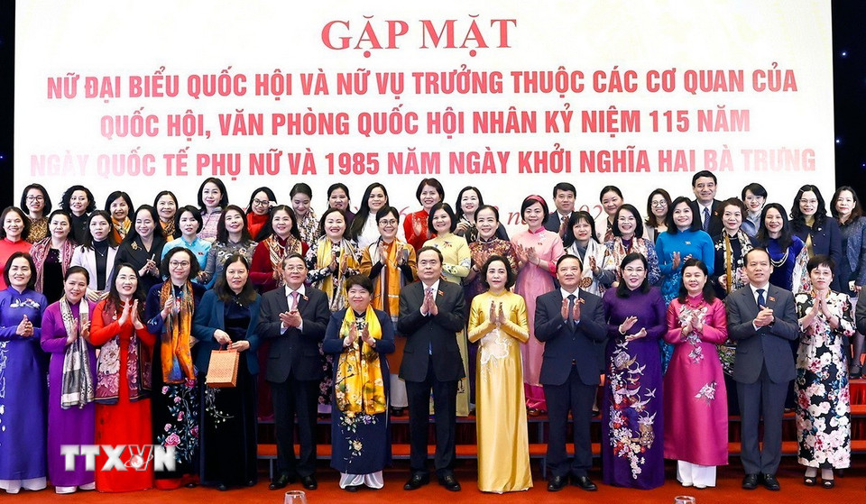 Chủ tịch Quốc hội Trần Thanh Mẫn với đại biểu. (Ảnh: Doãn Tấn/TTXVN)