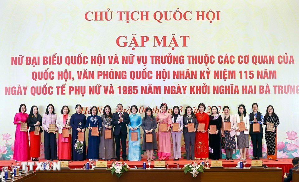 Phó Chủ tịch Quốc hội Nguyễn Đức Hải tặng quà các nữ đại biểu Quốc hội. (Ảnh: Doãn Tấn/TTXVN)