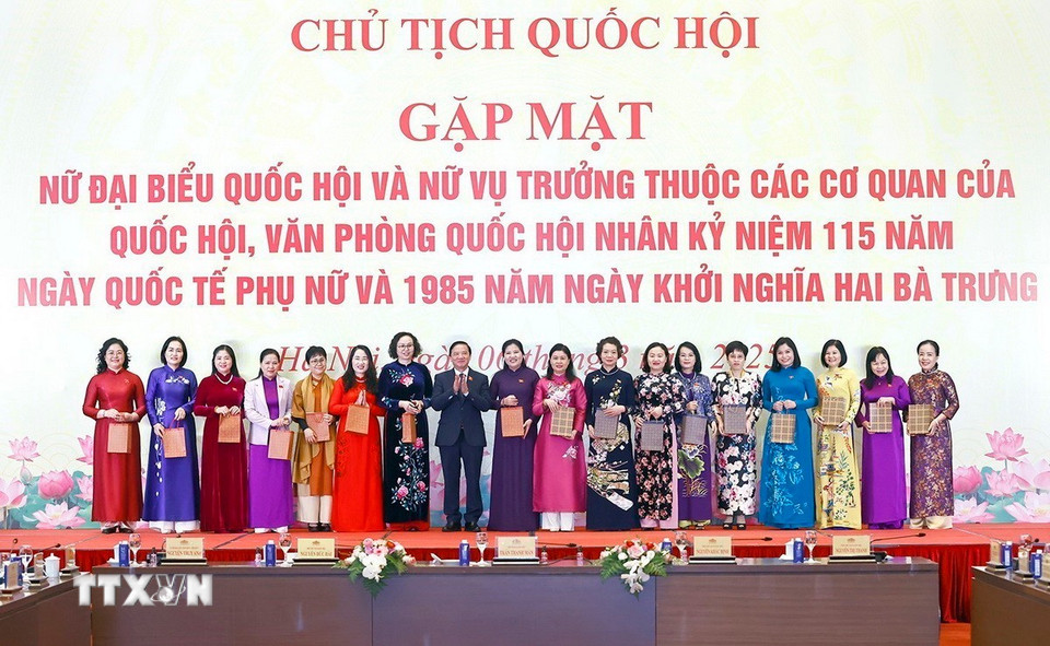 Phó Chủ tịch Quốc hội Nguyễn Khắc Định tặng quà các nữ đại biểu Quốc hội. (Ảnh: Doãn Tấn/TTXVN)