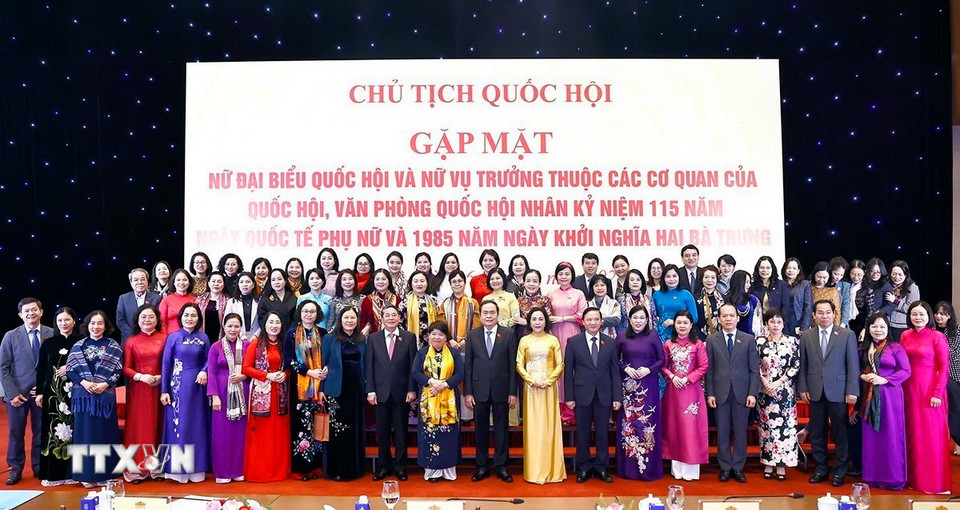 Chủ tịch Quốc hội Trần Thanh Mẫn với đại biểu. (Ảnh: Doãn Tấn/TTXVN)