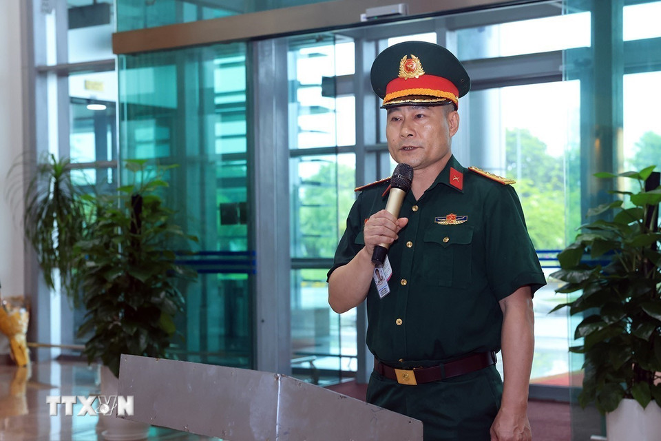 Cục phó Cục Gìn giữ hòa bình Việt Nam Mạc Đức Trọng chúc mừng Đội Công binh số 3 đã hoàn thành nhiệm vụ quốc tế. (Ảnh: Tuấn Anh/TTXVN)