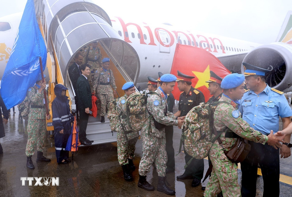Đội Công binh số 3 hoàn thành nhiệm vụ quốc tế, về tới Hà Nội. (Ảnh: Tuấn Anh/TTXVN)