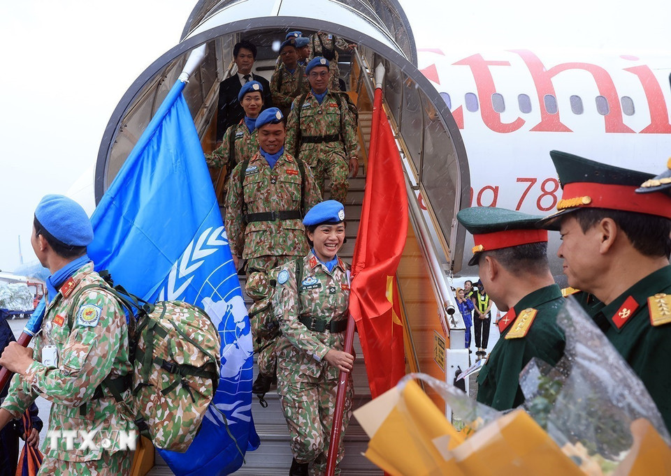Đội Công binh số 3 hoàn thành nhiệm vụ quốc tế, về tới Hà Nội. (Ảnh: Tuấn Anh/TTXVN)