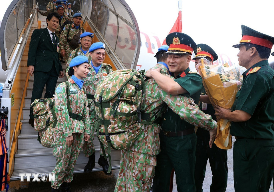 Lãnh đạo Cục Gìn giữ hòa bình Việt Nam đón Đội Công binh số 3 tại sân bay quốc tế Nội Bài. (Ảnh: Tuấn Anh/TTXVN)