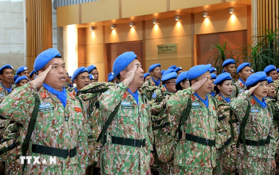 Đội Công binh số 3 thực hiện nghi thức chào cờ. (Ảnh: Tuấn Anh/TTXVN)