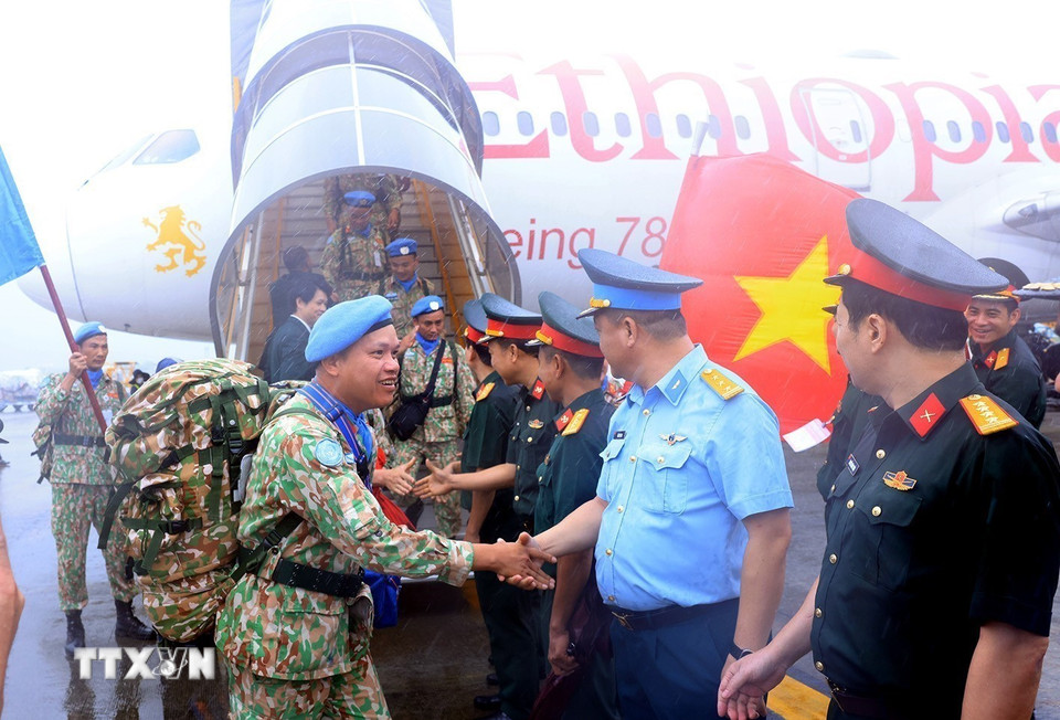 Lãnh đạo Cục Gìn giữ hòa bình Việt Nam đón Đội Công binh số 3 tại sân bay quốc tế Nội Bài. (Ảnh: Tuấn Anh/TTXVN)