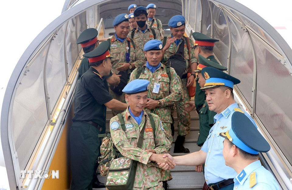 Lãnh đạo Cục Gìn giữ hòa bình Việt Nam đón Đội Công binh số 3 tại sân bay quốc tế Nội Bài. (Ảnh: Tuấn Anh/TTXVN)