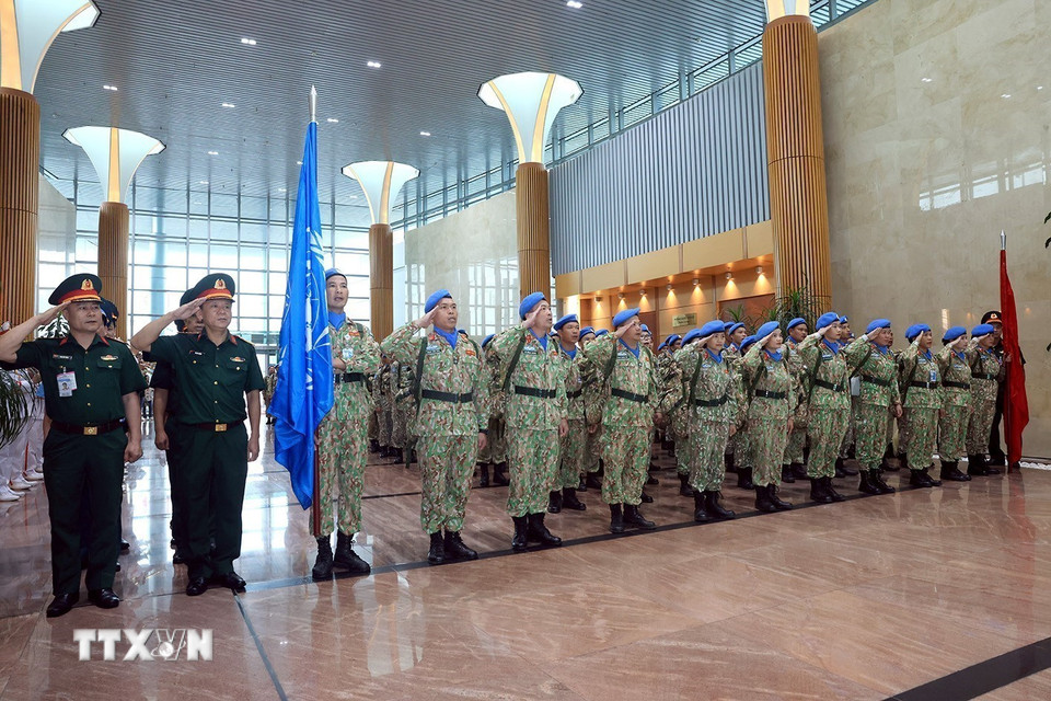 Đội Công binh số 3 thực hiện nghi thức chào cờ. (Ảnh: Tuấn Anh/TTXVN)