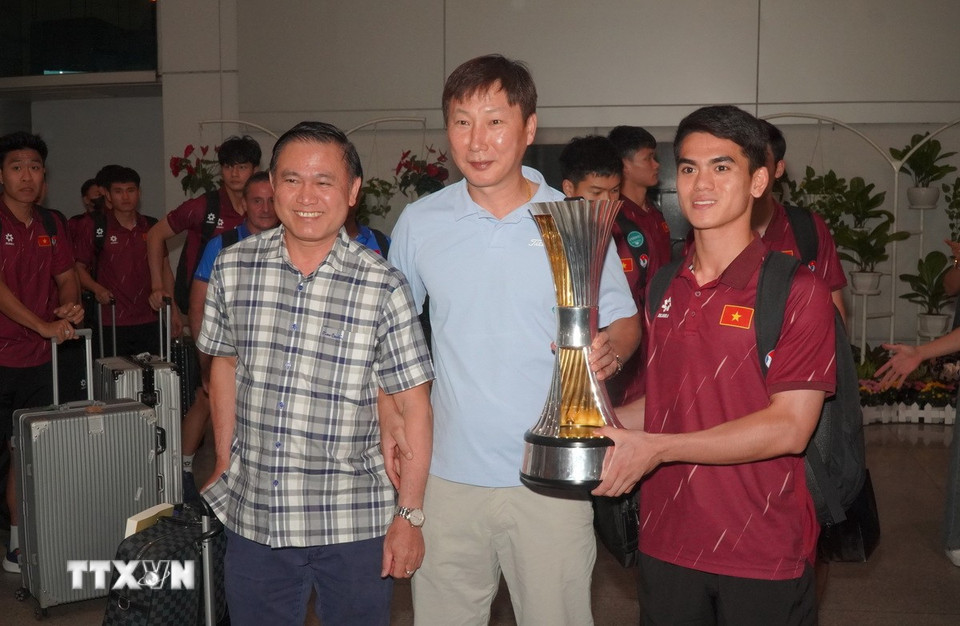 Trưởng đoàn Trần Anh Tú, Huấn luyện viên Kim Sang-sik và cầu thủ Khuất Văn Khang tại sân bay Tân Sơn Nhất. (Ảnh: Trung Tuyến/ TTXVN)