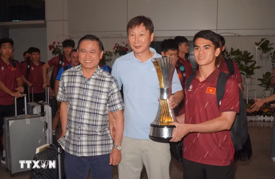 Trưởng đoàn Trần Anh Tú, Huấn luyện viên Kim Sang-sik và cầu thủ Khuất Văn Khang tại sân bay Tân Sơn Nhất. (Ảnh: Trung Tuyến/ TTXVN)