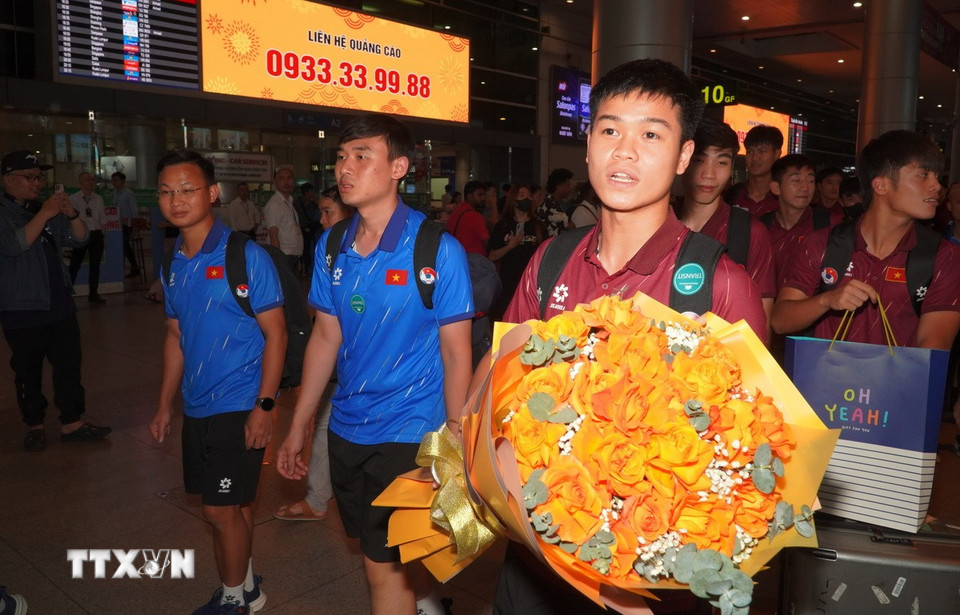 Các cầu thủ đội tuyển U23 Việt Nam di chuyển tại sân bay Tân Sơn Nhất. (Ảnh: Trung Tuyến/TTXVN)