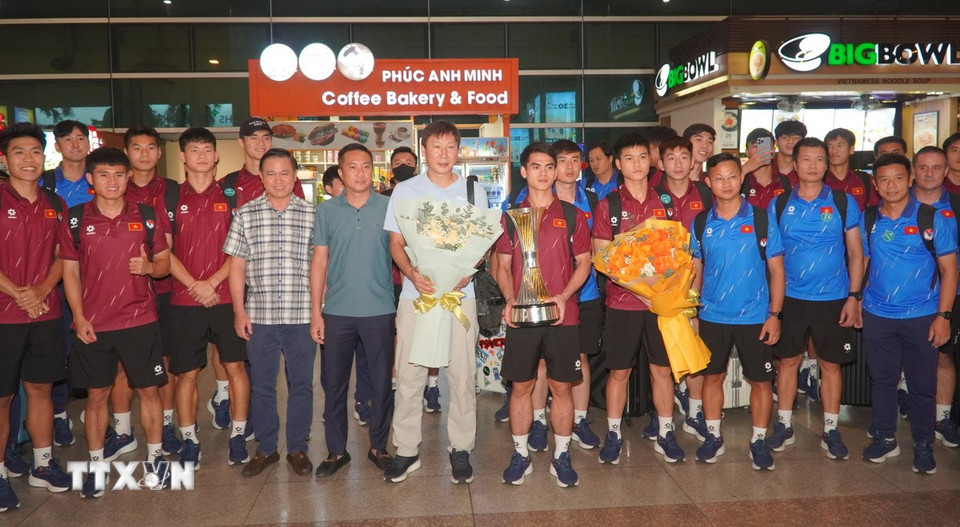 Đội tuyển U23 Việt Nam và Cúp vô địch đã về tới Thành phố Hồ Chí Minh. (Ảnh: Trung Tuyến/TTXVN)
