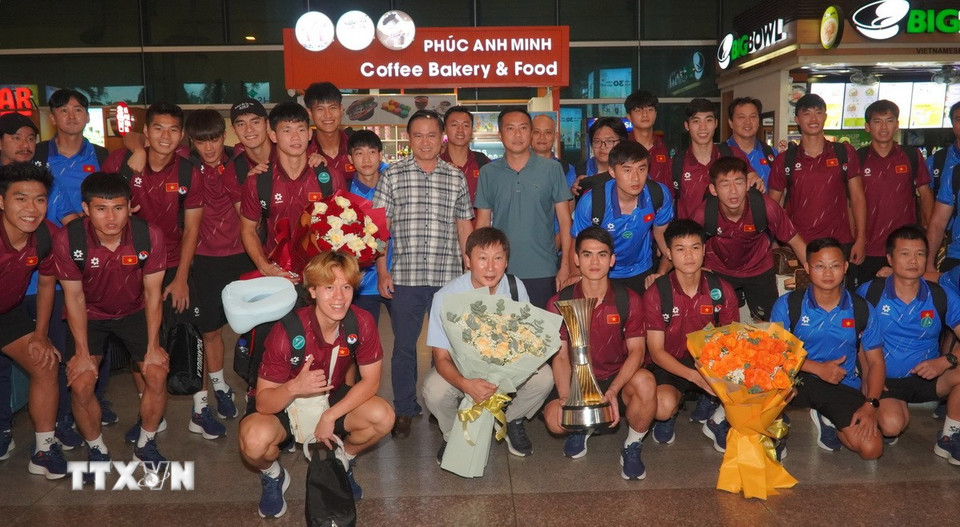 Đội tuyển U23 Việt Nam và Cúp vô địch đã về tới Thành phố Hồ Chí Minh. (Ảnh: Trung Tuyến/TTXVN)