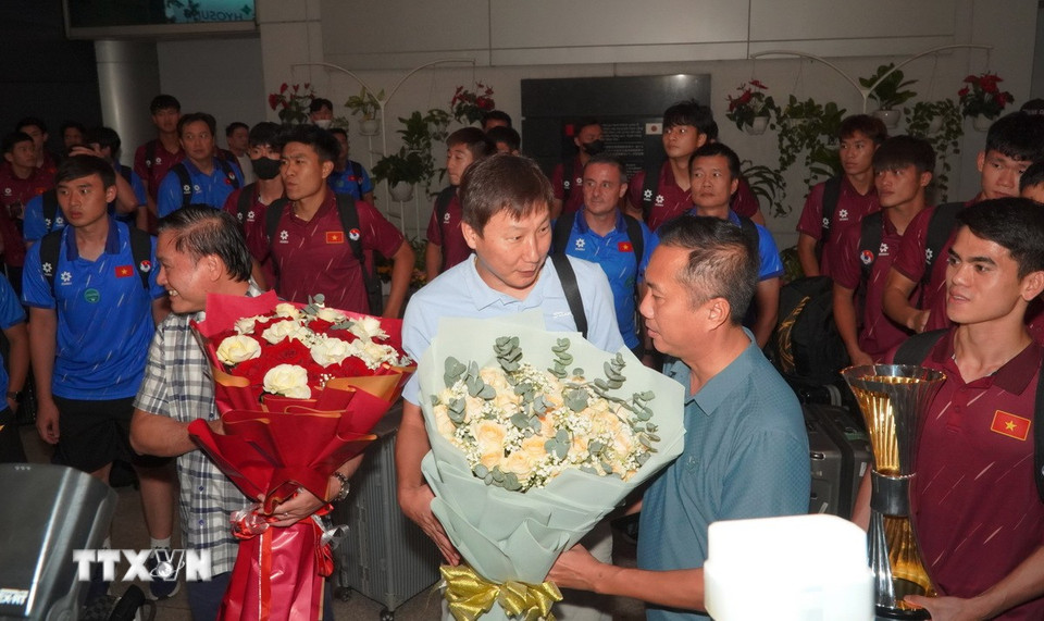 Ban lãnh đạo đội tuyển nhận hoa chúc mừng của các cổ động viên. (Ảnh: Trung Tuyến/TTXVN)