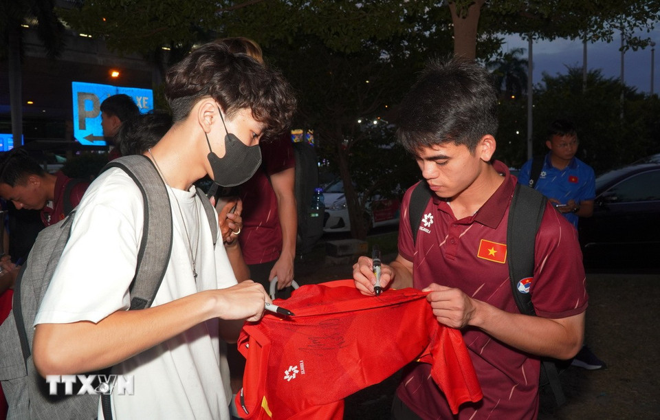 Cầu thủ Khuất Văn Khang ký tên tặng người hâm mộ. (Ảnh: Trung Tuyến/TTXVN)