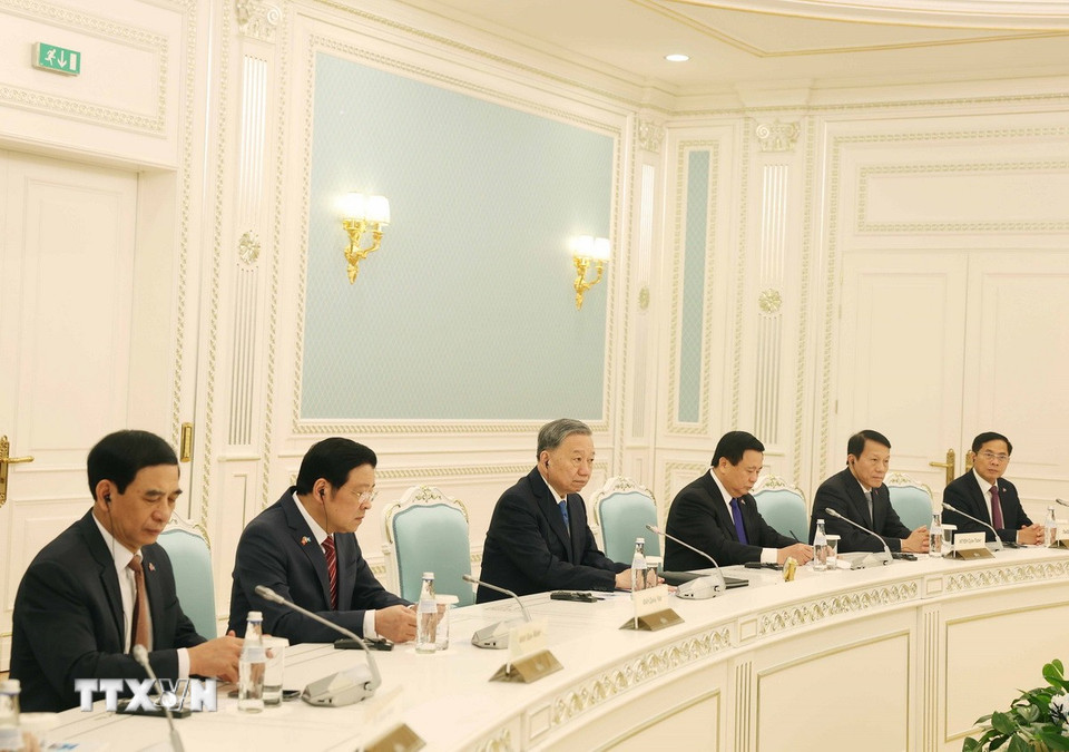 Tổng Bí thư Tô Lâm và đoàn Việt Nam tại cuộc hội đàm cấp Nhà nước với Tổng thống Kazakhstan Kassym-Jomart Tokayev. (Ảnh: Thống Nhất/TTXVN)