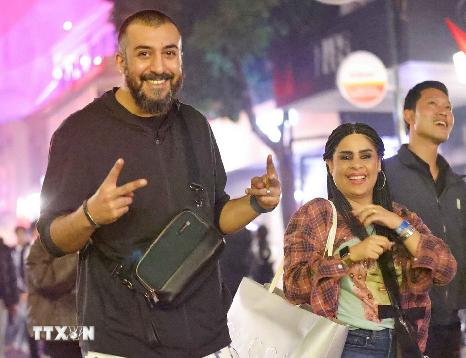 Du khách nước ngoài hồ hởi trong không khí đón Năm mới 2025 giữa lòng Thủ đô Hà Nội. (Ảnh: Thanh Tùng/TTXVN)