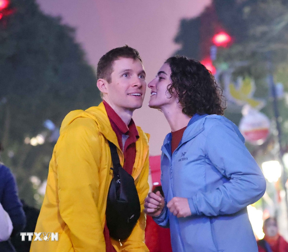 Ta bên nhau chào Năm mới 2025. (Ảnh: Thanh Tùng/TTXVN)