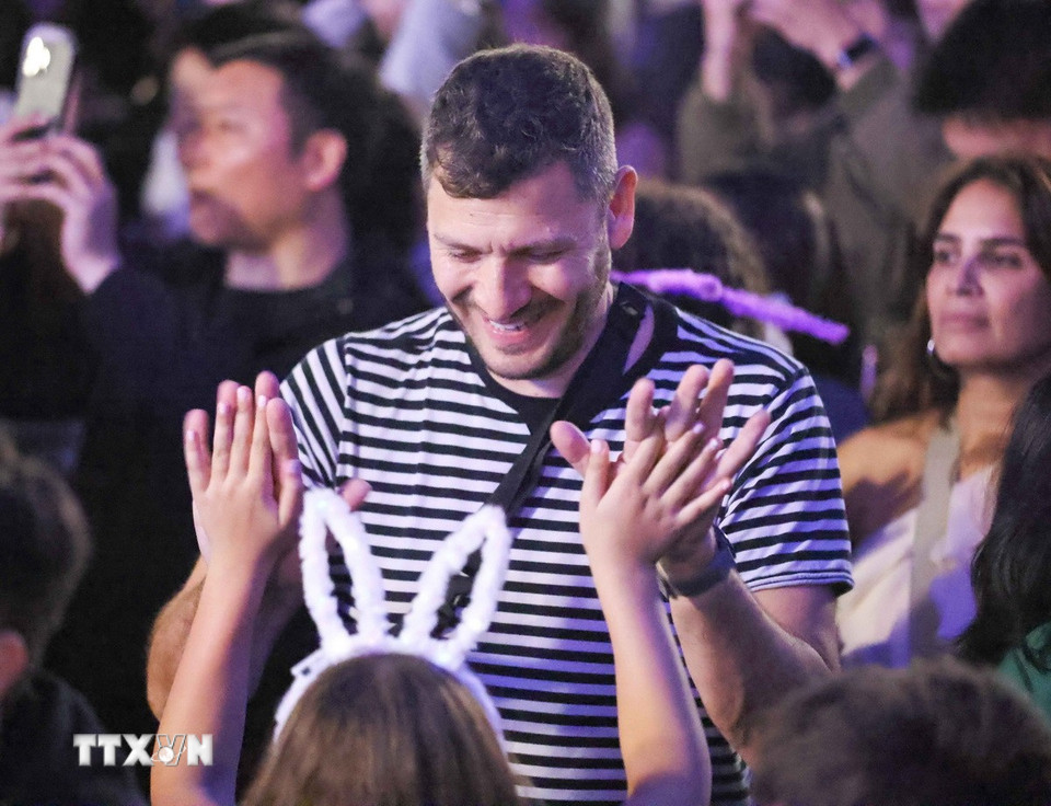 Du khách nước ngoài hồ hởi trong không khí đón Năm mới 2025 giữa lòng Thủ đô Hà Nội. (Ảnh: Thanh Tùng/TTXVN)