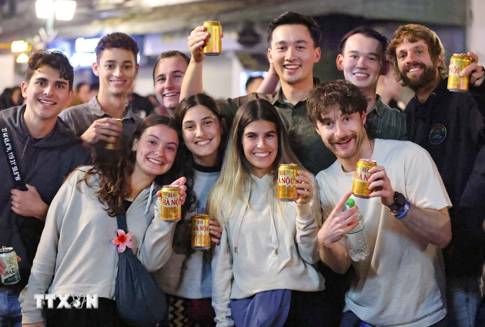 Ta bên nhau chào Năm mới 2025. (Ảnh: Thanh Tùng/TTXVN)