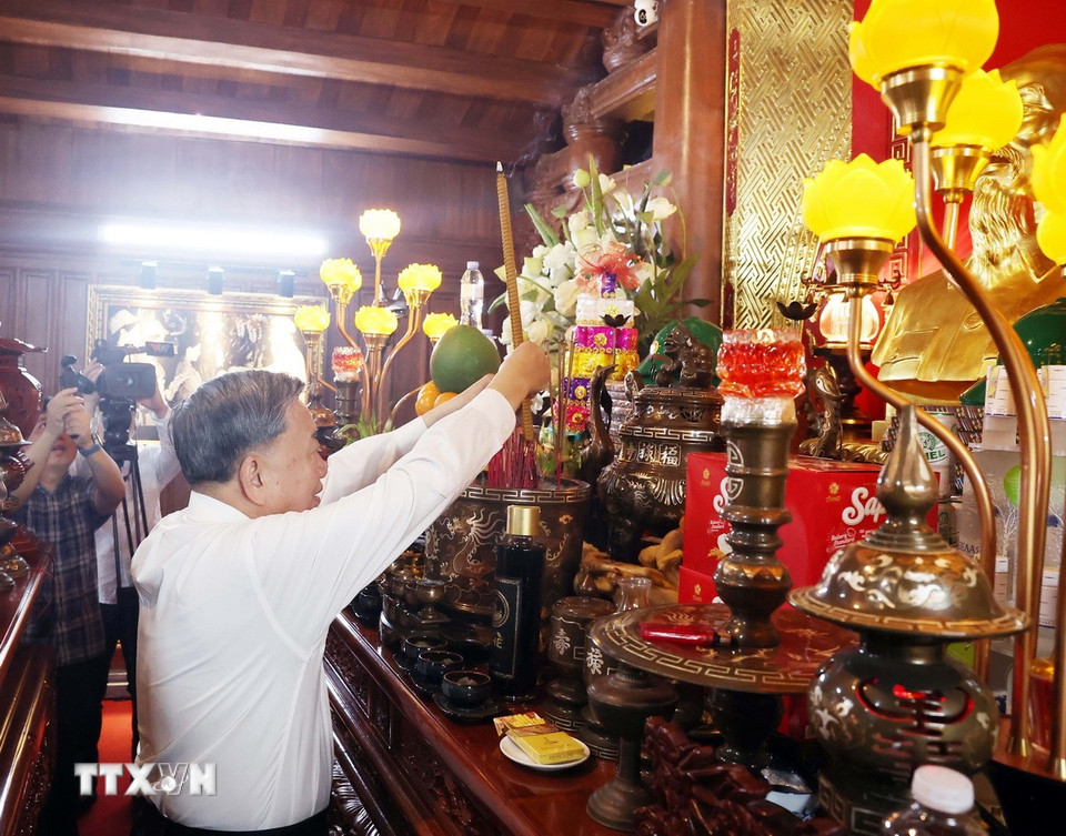 Tổng Bí thư Tô Lâm cùng đoàn công tác Trung ương đến dâng hương, dâng hoa tại Đền thờ Chủ tịch Hồ Chí Minh và các Anh hùng liệt sỹ. (Ảnh: Thống Nhất/TTXVN)