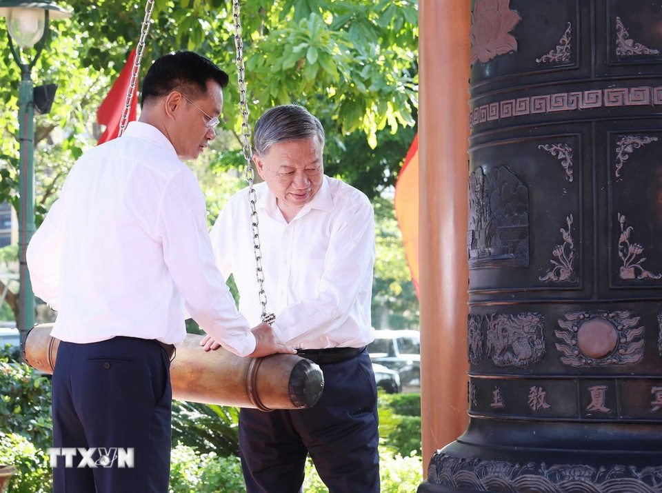 Tổng Bí thư Tô Lâm thỉnh chuông. (Ảnh: Thống Nhất/ TTXVN)